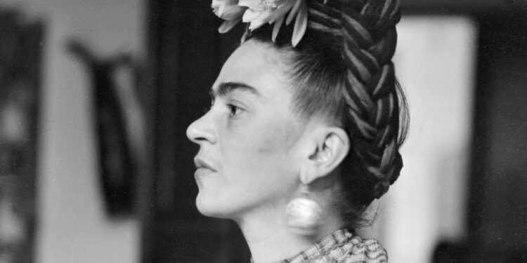 5 peinados inspirados en Frida Kahlo para ser la más elegante en otoño 2026
