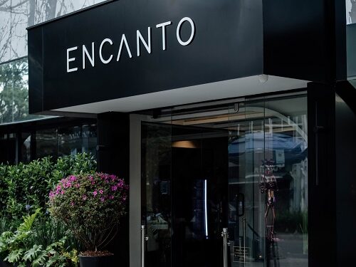 Encanto Fuego & Mar cumple su primer año en Polanco con una propuesta renovada de alquimia culinaria y cocina multisensorial