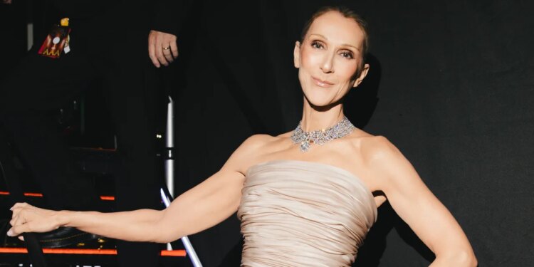 A los 58, Céline Dion brilla con vestido plisado beige y un collar de 207 quilates con más de 360 diamantes