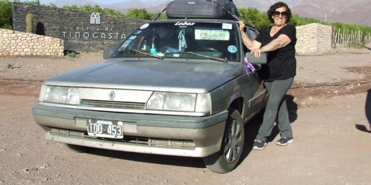 La Abu viajera: a los 63 años, convirtió su auto en un “autohome” y salió sola por las rutas argentinas