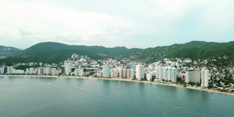 Vista de la bahía y edificios de Acapulco. Fotografía de archivo: Alberto Bazan / Unsplash.