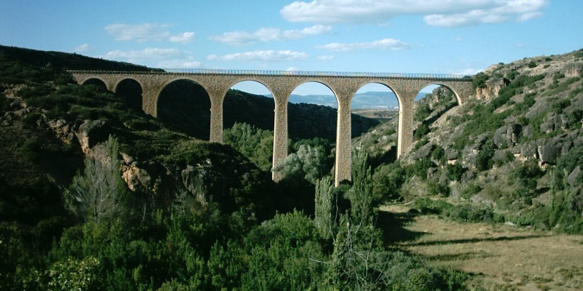 Agentes de viajes alemanes descubren la Vía Verde de Ojos Negros en un viaje de familiarización : Turismo de Aragón