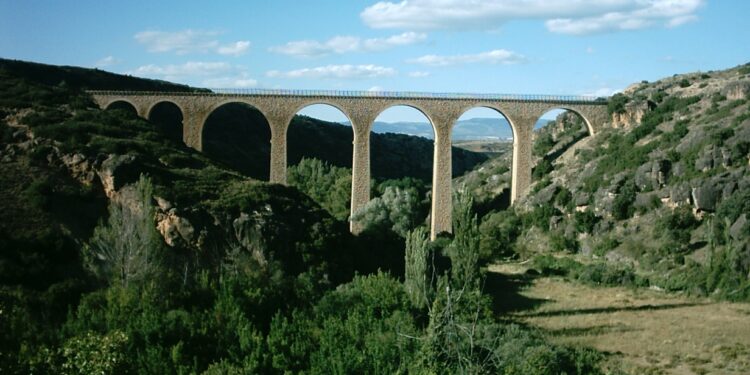 Agentes de viajes alemanes descubren la Vía Verde de Ojos Negros en un viaje de familiarización : Turismo de Aragón