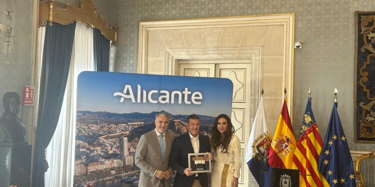 Alicante reconoce a Cruceros Kontiki y a La Milagrosa en la celebración del Día Mundial del Turismo