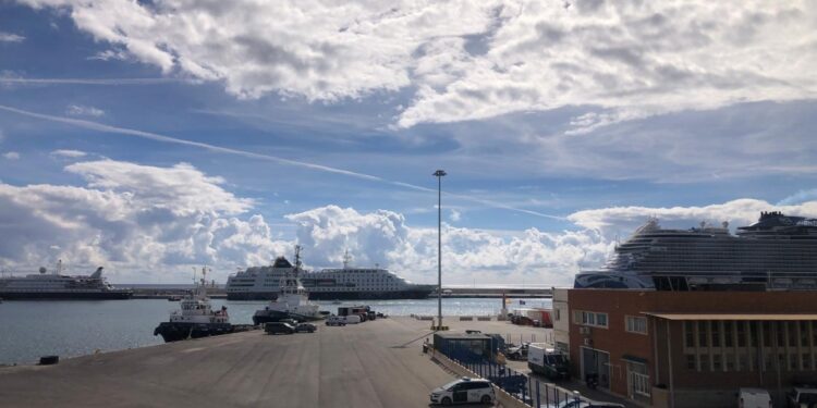 Otro hito turístico: Alicante recibe una triple escala de cruceros con cerca de 3.700 pasajeros