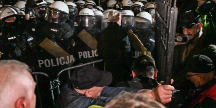 Disturbios llevan al presidente Karol Nawroki suspender viajes