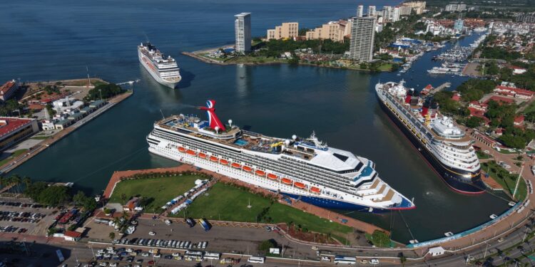 Cancelan arribo del crucero "Brilliant Lady" a Puerto Vallarta por huracanes "Rachel" y "Simón"