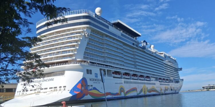 Llega a Puerto Vallarta el último crucero de octubre
