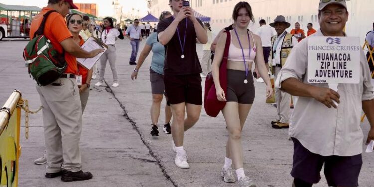 Llegan dos cruceros a Mazatlán con más de 5 mil pasajeros