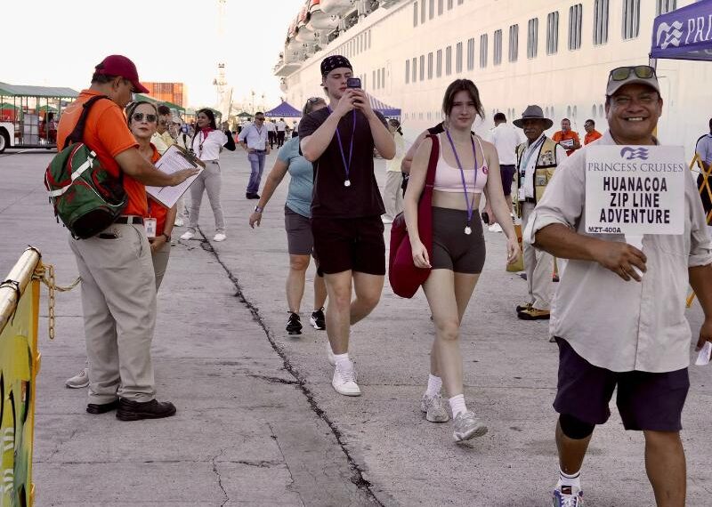 Llegan dos cruceros a Mazatlán con más de 5 mil pasajeros