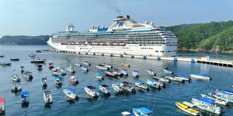 Llega a Huatulco primer crucero de la temporada 2026-2027