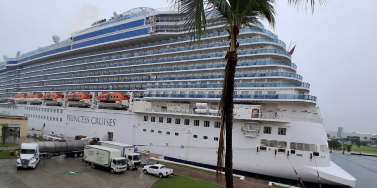 Llega a Puerto Vallarta el penúltimo crucero de octubre
