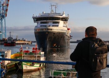 Llegada de buque de HX Expeditions inicia temporada de cruceros en Valparaíso