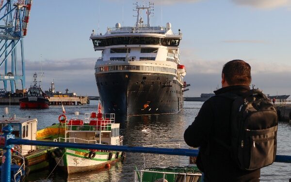 Llegada de buque de HX Expeditions inicia temporada de cruceros en Valparaíso