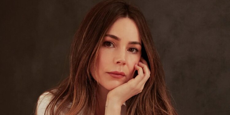 Camila Sodi lleva el vestido boho oaxaqueño más bonito con botas bicolor para comenzar a celebrar Día de Muertos