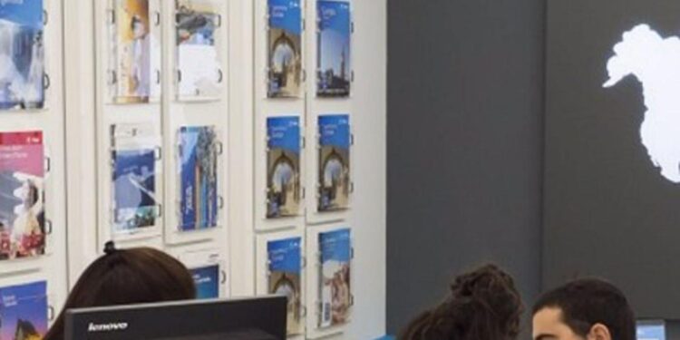 Dos clientes en una agencia de viajes.