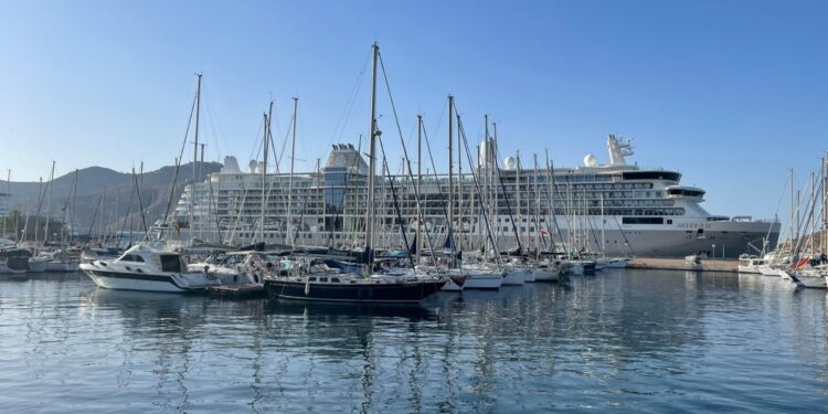 Cartagena hace caja con el gran día de los cruceros: tres buques desembarcan con casi 10.000 turistas