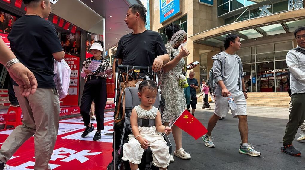 China adelanta sus envíos para irse de vacaciones en su 'Semana Dorada': más viajes largos pero con menos gasto