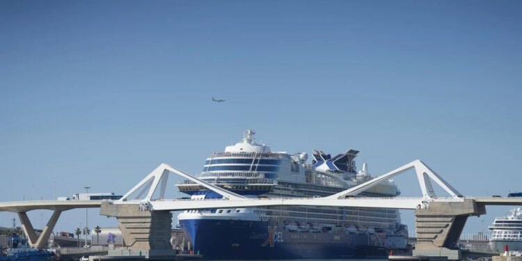 Frente común contra la tasa a los cruceros en Barcelona: cerca de 50 empresas rechazan que el recargo suba de 5 a 24 euros