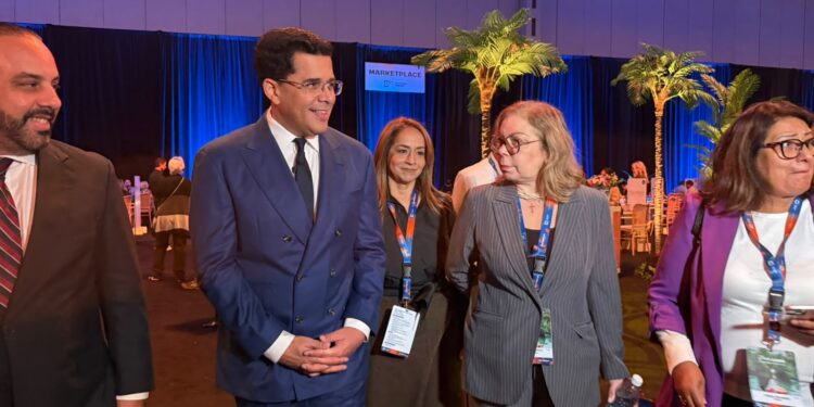 Collado recorre stands de Meet in Paradise y comparte con canadienses