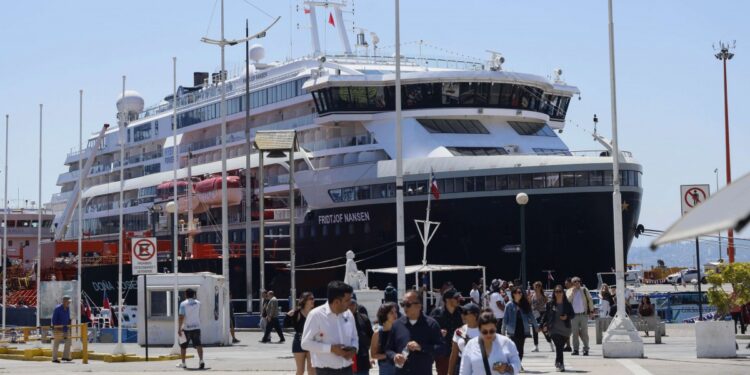 Inicia nueva temporada de cruceros en Valparaíso: "Es un destino que atrae al turismo internacional"