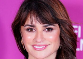 Así se lleva un vestido de flores a los 50+: Con sandalias doradas como Penélope Cruz en Londres