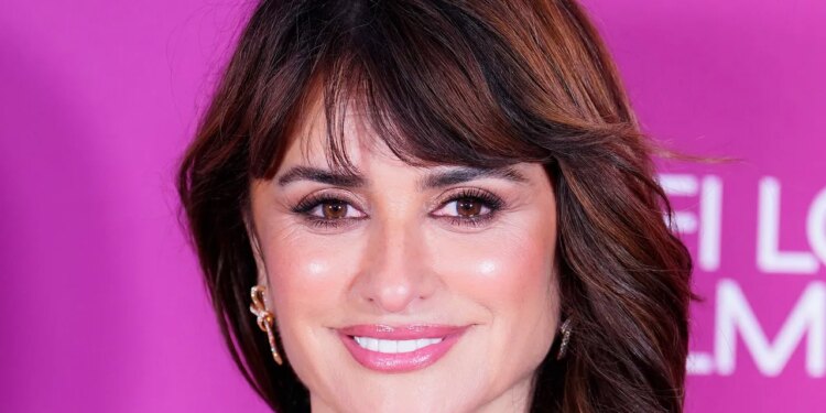 Así se lleva un vestido de flores a los 50+: Con sandalias doradas como Penélope Cruz en Londres