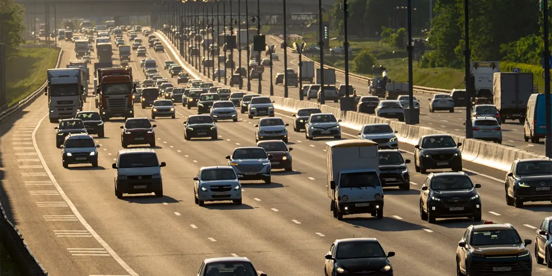 Tráfico vehicular denso en una vía multicarril del Gran Santo Domingo con automóviles, camiones y vehículos comerciales en congestión.