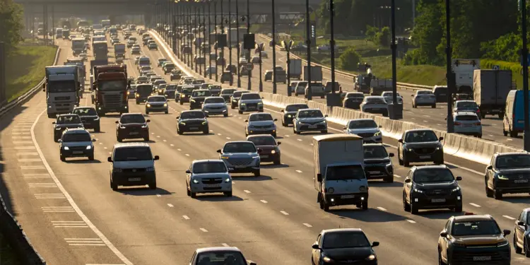 Tráfico vehicular denso en una vía multicarril del Gran Santo Domingo con automóviles, camiones y vehículos comerciales en congestión.