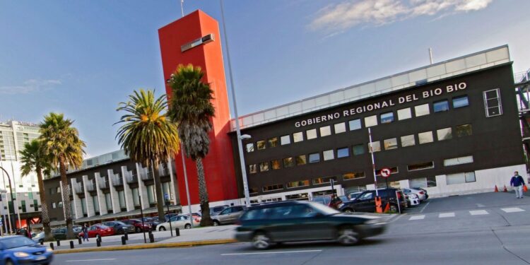 Contraloría detecta irregularidades en viajes nacionales e internacionales del GORE Biobío: formula reparos por más de $100 millones