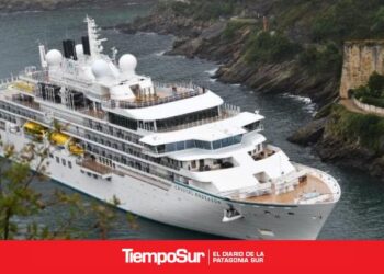 Crucero inaugura «puente antártico» entre Puerto Williams e Isla Rey Jorge