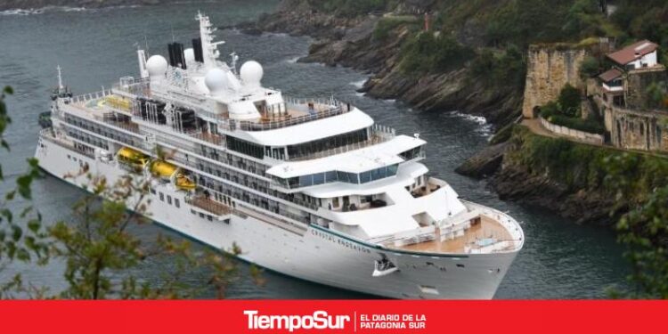 Crucero inaugura «puente antártico» entre Puerto Williams e Isla Rey Jorge