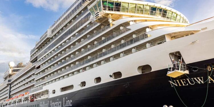 Crucero llega a Acajutla con 1,921 turistas a bordo