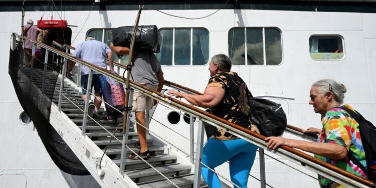 Crucero por el mundo deja tirados a pasajeros en Camboya: No pueden seguir navegando por el alto precio del combustible