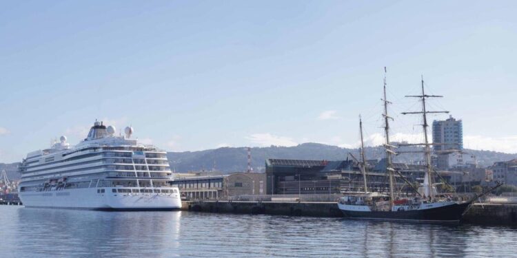 El crucero «Viking Vela» atracado en Vigo junto al histórico bergantín «Gunilla».