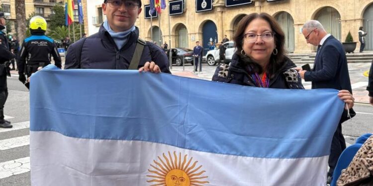 Cuatro décadas de viajes por los "Princesa": los guatemaltecos que no se pierden ninguna edición de los premios desde 1985 - Premios Princesa de Asturias