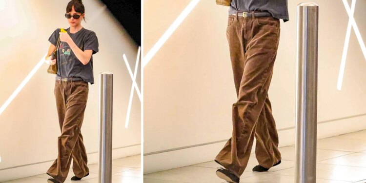 Dakota Johnson lleva los pantalones cafés más elegantes del otoño 2026 y sí, son de pana