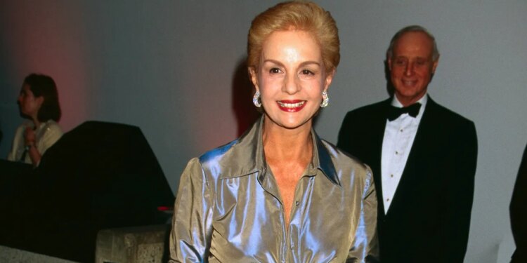 Carolina Herrera inspira a llevar zapatos bicolor elegantes con faldas midi y pantalones slim fit en otoño 2026