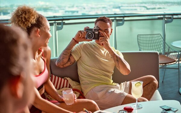 JetBlue Vacations y Virgin Voyages presentan experiencia vacacional que combina vuelo y crucero sin niños