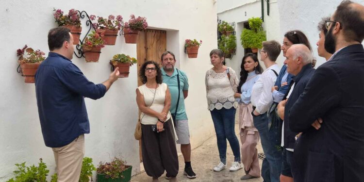 Imagen de la visita del grupo al Barrio de La Villa de Priego.
