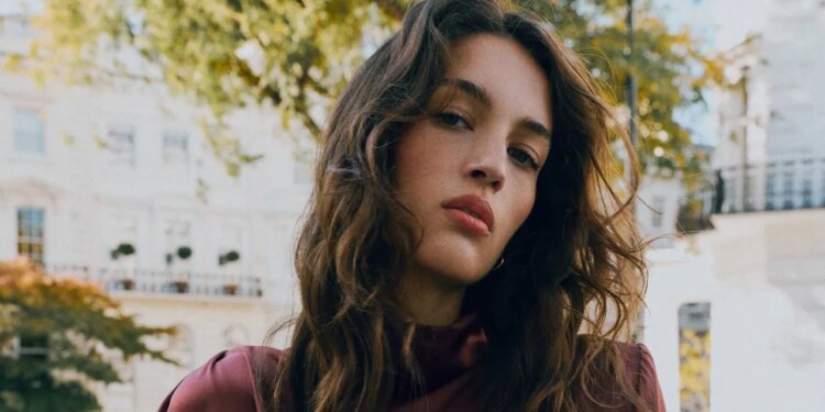 Vogue elige las 6 blusas color vino más elegantes para lucir con pantalones slim fit en otoño 2026