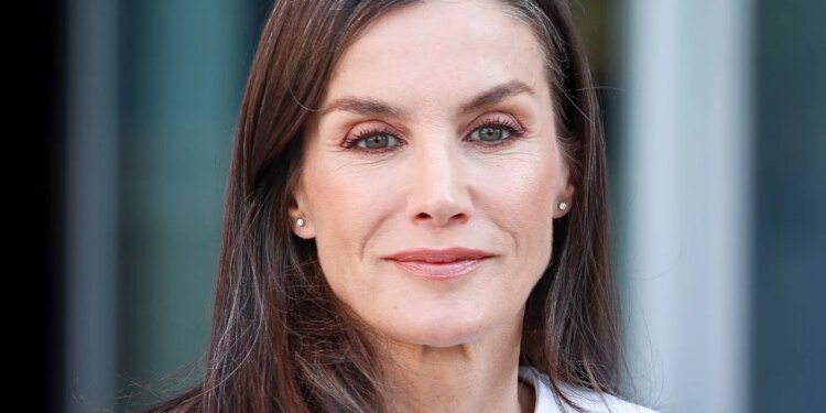 Encontramos las faldas negras de Zara inspiradas en la reina Letizia para llevar con zapatos de tacón en octubre 2026