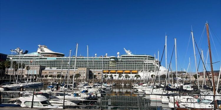 El 'Liberty of the seas', esta mañana en Vigo.