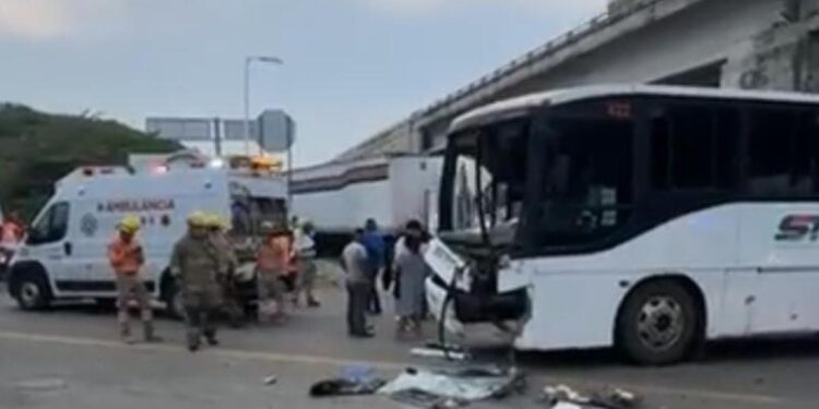 16 lesionados deja aparatoso accidente carretero en el crucero de la muerte