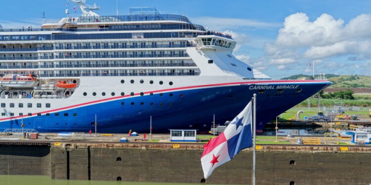 Canal de Panamá espera más de 220 tránsitos durante temporada de cruceros 2026-2027