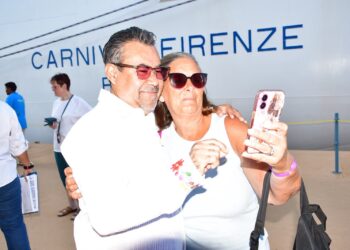 Recepción de visitantes junto al crucero Carnival Firenze en Acapulco