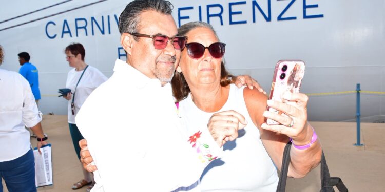 Recepción de visitantes junto al crucero Carnival Firenze en Acapulco