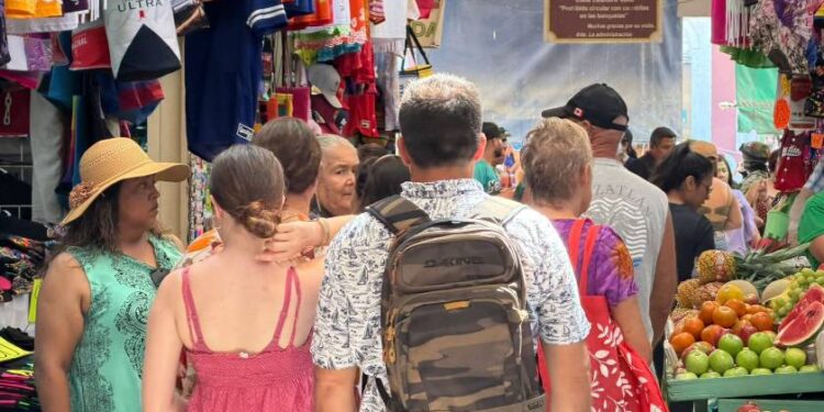 Huracán Simon no frena la llegada de turistas al Mercado Pino Suárez en Mazatlán