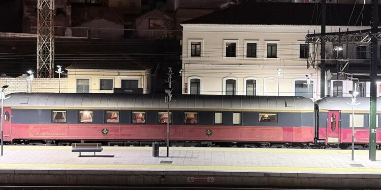El espectacular tren Al Ándalus despliega toda su elegancia durante su parada nocturna en la estación ferroviaria de Mérida.