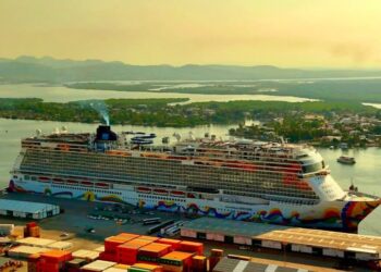 Llega a Mazatlán el “Norwegian Encore”; el puerto cerrará octubre con 15 arribos de cruceros